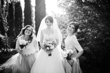 Mutlu gelin buketleri ile açık onu nedime ile poz.