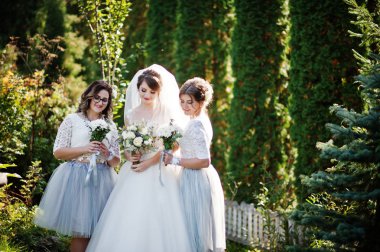 Mutlu gelin buketleri ile açık onu nedime ile poz.