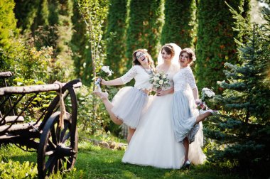 Mutlu gelin buketleri açık yanında belgili tanımlık at arabası ile onun nedime ile poz.