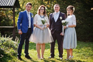 Sağdıç ve nedime gazebo yanındaki parkta eğleniyor.