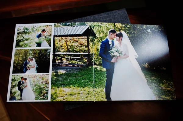 Stránky Šedé Svatební Fotoknihu Nebo Album Zobrazující Svatební Pár — Stock fotografie