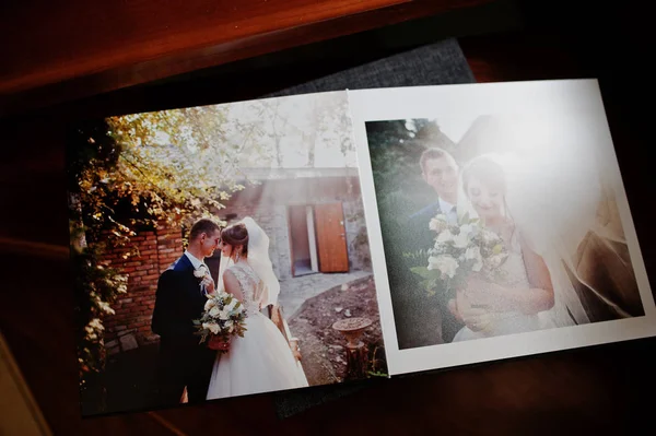 Pages Grey Wedding Photo Book Album Depicting Wedding Couple — Stock Photo, Image