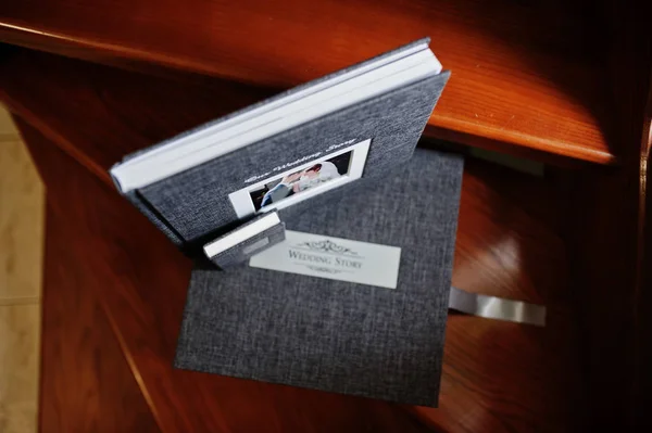 Elegant Grey Photo Book Photo Album Flash Drive Case Wooden — Stock Photo, Image