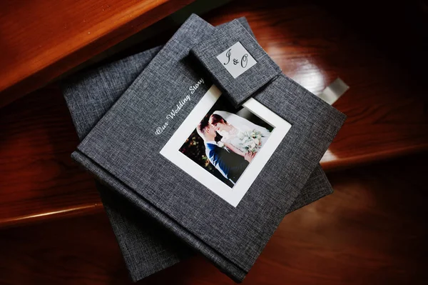 Elegante Grijze Fotoboek Fotoalbum Flitsaandrijving Geval Houten Trappen — Stockfoto