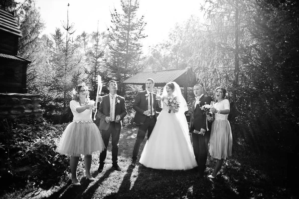 Dama Honra Abrindo Garrafa Champanhe Lado Casal Casamento Outra Dama — Fotografia de Stock