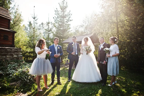 Dama Honra Abrindo Garrafa Champanhe Lado Casal Casamento Outra Dama — Fotografia de Stock