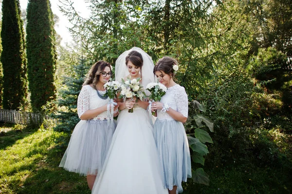 Šťastná Nevěsta Pózuje Její Družičky Venkovní Kyticemi — Stock fotografie