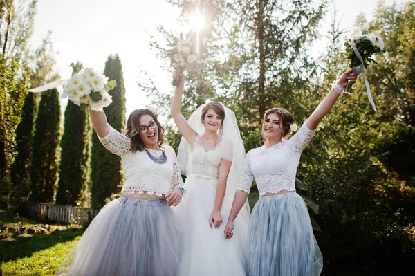 Glückliche Braut Posiert Mit Ihren Brautjungfern Freien Mit Sträußen — Stockfoto