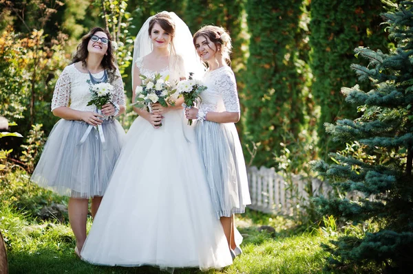 Noiva Feliz Posando Com Suas Damas Honra Livre Com Buquês — Fotografia de Stock