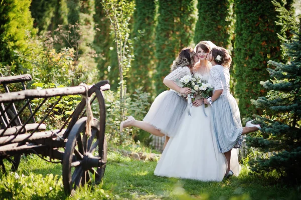 Noiva Feliz Posando Com Suas Damas Honra Com Buquês Livre — Fotografia de Stock