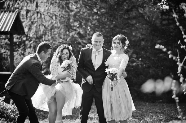 Groomsmen Bridesmaids Having Fun Park Next Gazebo — Stock Photo, Image