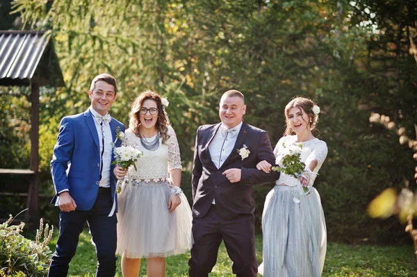 Друзья Жениха Невесты Развлекаются Парке Рядом Беседкой — стоковое фото