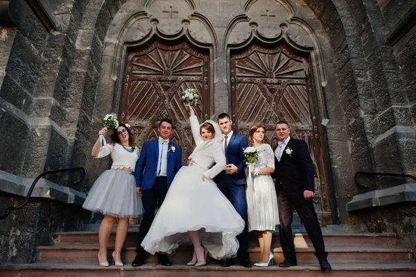 Couple Mariés Avec Demoiselles Honneur Posant Près Vieille Porte Dans — Photo