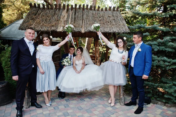 Pareja Boda Sentada Columpios Madera Damas Honor Con Padrinos Boda — Foto de Stock