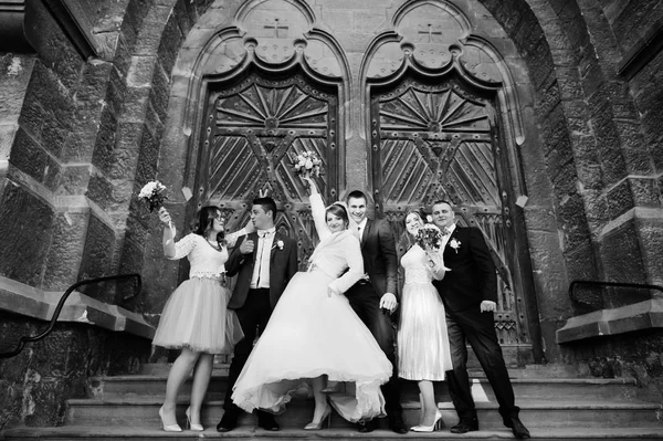 Bruidspaar Groomsmen Met Bruidsmeisjes Poseren Bij Oude Deur Een Oude — Stockfoto