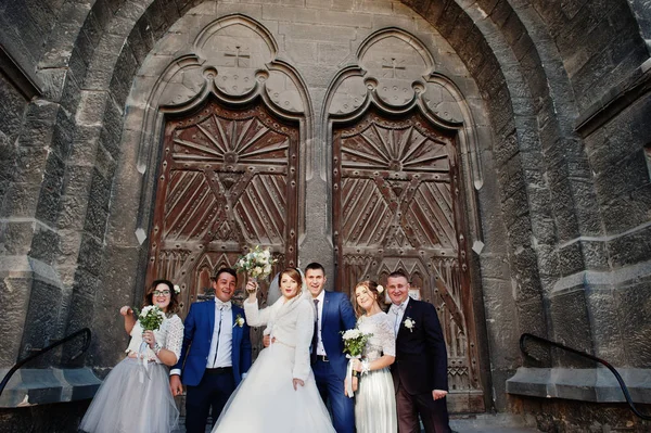 Couple Mariés Avec Demoiselles Honneur Posant Près Vieille Porte Dans — Photo