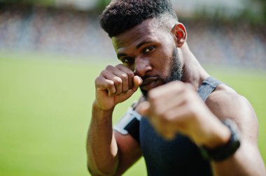 Spor giyim Stadı'nda germe yapıyor'Afro-Amerikan erkek atlet boksör adamı.