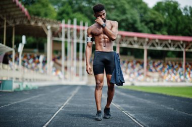Afro-Amerikan erkek atlet seksi spor çıplak gövde erkek spor kol durumda cep telefonu, Stadı'nda poz için çalışan ile.