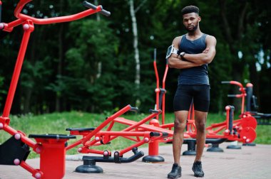 Spor kol durumda cep telefonu, sokak egzersiz simülatörleri karşı yarattığı için çalışan ile Afro-Amerikan erkek atlet spor adamı.