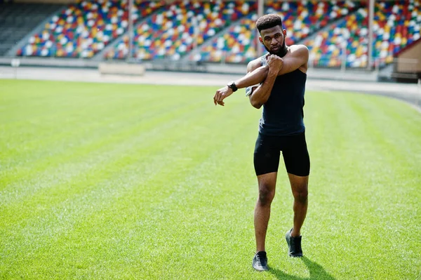 Atleta Masculino Afroamericano Ropa Deportiva Haciendo Ejercicio Estiramiento Estadio — Foto de Stock