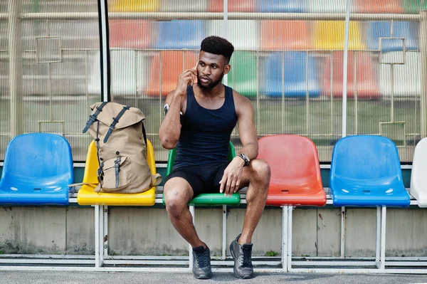 African American Mannelijke Atleet Sportkleding Met Rugzak Zit Stoel Het — Stockfoto