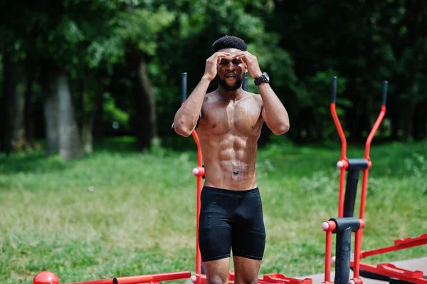 Atleta Masculino Afroamericano Sexy Deporte Torso Desnudo Hombre Con Caso — Foto de Stock