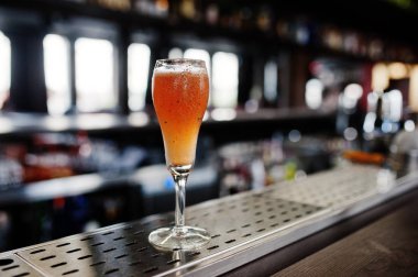 Alkollü uzun kokteyl bar masa tarçın ile.