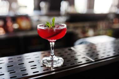 Alkollü kırmızı bar masa nane kokteyli.