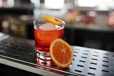 Buz ve turuncu bar masa üzerinde cam ile alkollü kokteyl.