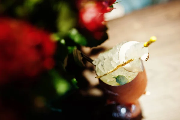 Cóctel Alcohólico Con Hielo Vaso Bronce Sobre Mesa Bar —  Fotos de Stock