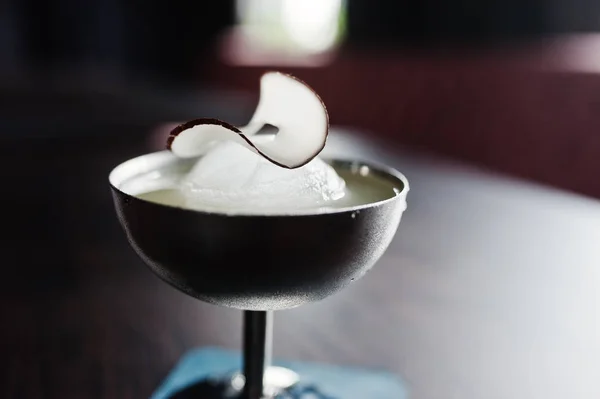 Cóctel Alcohólico Con Hielo Coco Vidrio Plateado Sobre Mesa Bar — Foto de Stock