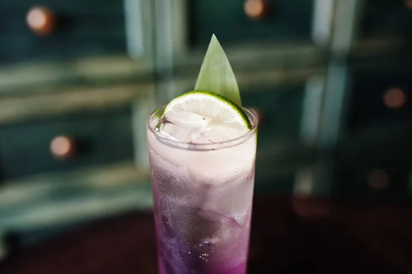 Cóctel Largo Alcohólico Violeta Con Hielo Vidrio Mesa Del Bar — Foto de Stock