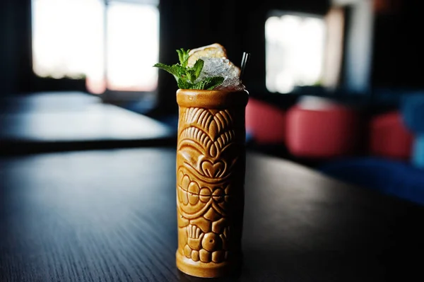 Alkoholischer Cocktail Mit Minze Original Voodoo Erdglas Auf Bartisch — Stockfoto