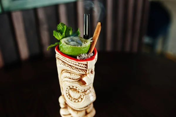 Alkoholischer Cocktail Mit Minze Und Limette Mit Feuer Original Voodoo — Stockfoto