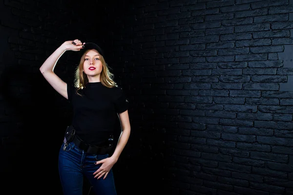 Fbi Kadın Ajanı Şapkalı Karanlık Duvara Karşı Stüdyoda Silahla — Stok fotoğraf
