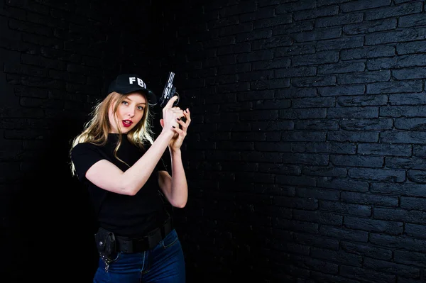 Agent Féminin Fbi Casquette Avec Arme Studio Contre Mur Briques — Photo