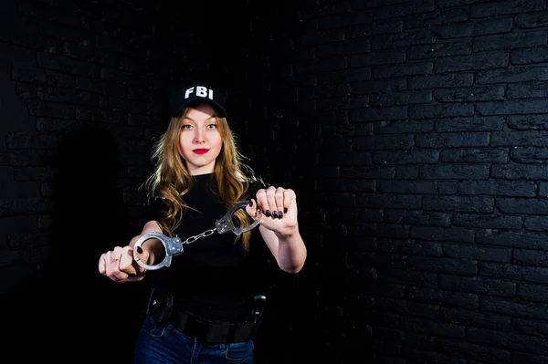 Agent Féminin Fbi Casquette Avec Arme Studio Contre Mur Briques — Photo