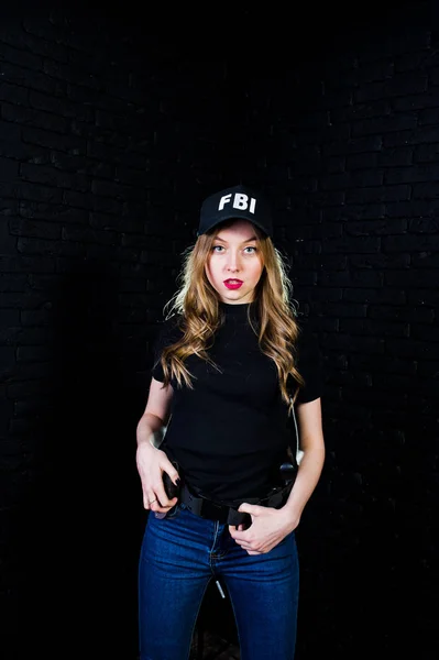 Agent Féminin Fbi Casquette Avec Arme Studio Contre Mur Briques — Photo
