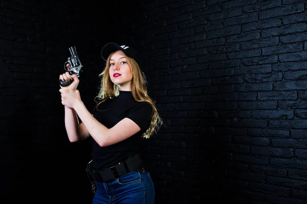 Fbi Female Agent Cap Gun Studio Dark Brick Wall — Stock Photo, Image