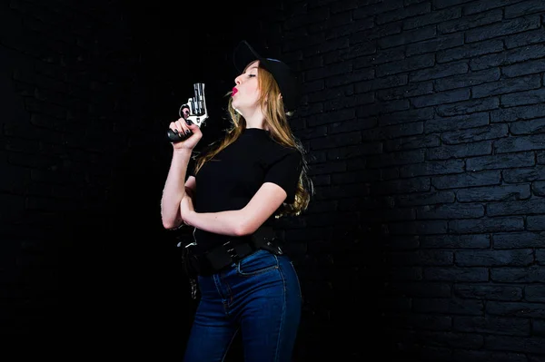 Agent Féminin Fbi Casquette Avec Arme Studio Contre Mur Briques — Photo