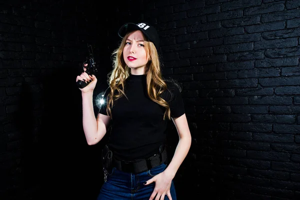 Agent Féminin Fbi Casquette Avec Arme Studio Contre Mur Briques — Photo