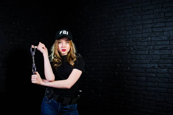 Agent Féminin Fbi Casquette Avec Arme Studio Contre Mur Briques — Photo