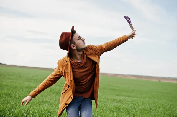 Hombre Con Estilo Gafas Chaqueta Marrón Sombrero Posado Campo Verde — Foto de Stock