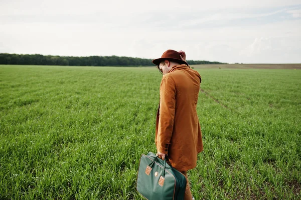 Hombre Con Estilo Gafas Chaqueta Marrón Sombrero Con Bolsa Posada — Foto de Stock