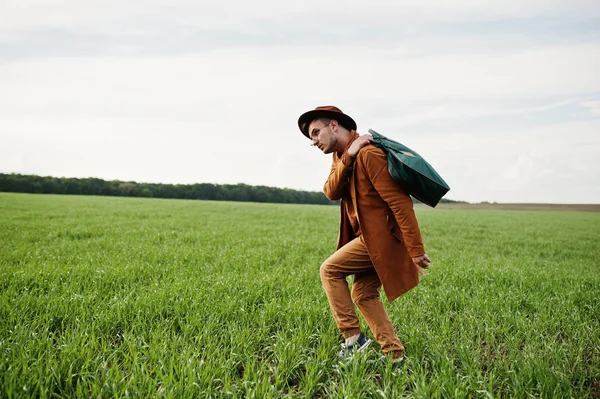 Hombre Con Estilo Gafas Chaqueta Marrón Sombrero Con Bolsa Posada — Foto de Stock