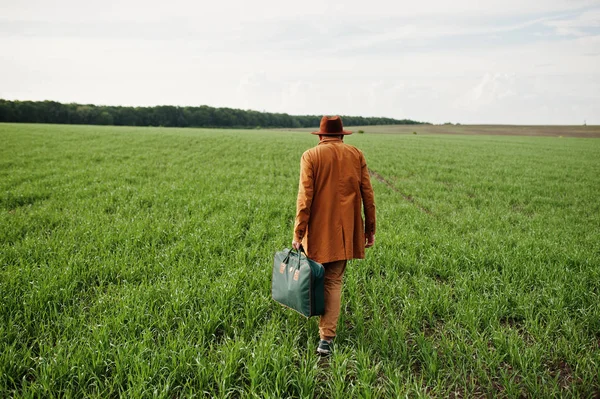 Homem Elegante Óculos Casaco Marrom Chapéu Com Saco Posado Campo — Fotografia de Stock