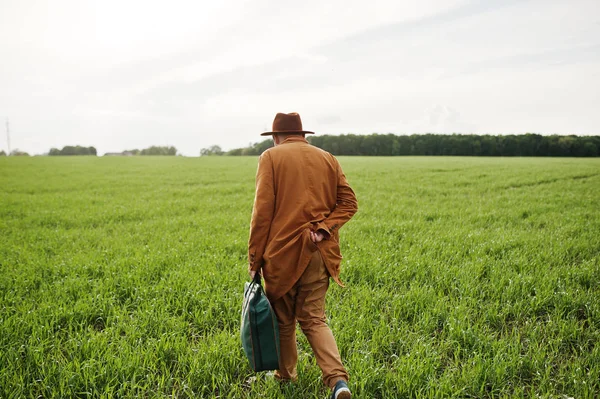 Hombre Con Estilo Gafas Chaqueta Marrón Sombrero Con Bolsa Posada — Foto de Stock