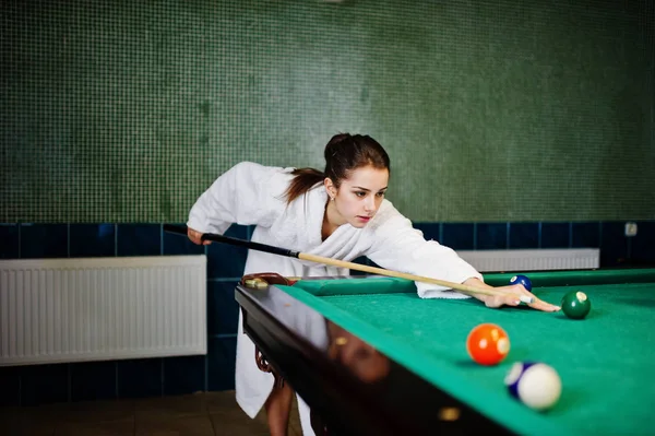 Sexy Mädchen Weißen Bademantel Spielen Pool Billard — Stockfoto