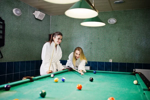 Dvě Sexy Dívky Bílém Županu Hrát Kulečník Pool — Stock fotografie
