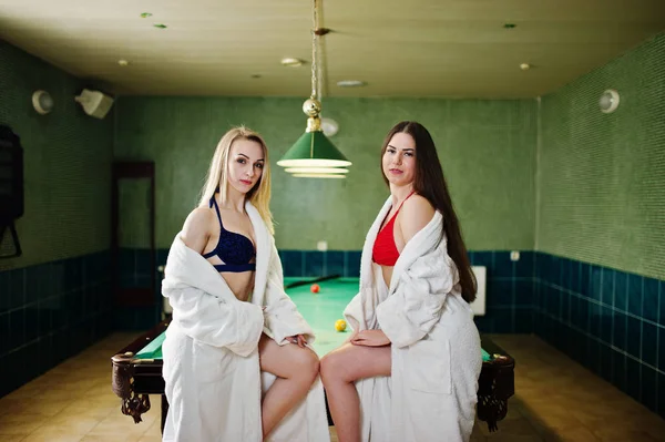 Δύο Σέξι Κορίτσια Λευκό Μπουρνούζι Και Μαγιό Παίζουν Μπιλιάρδο — Φωτογραφία Αρχείου